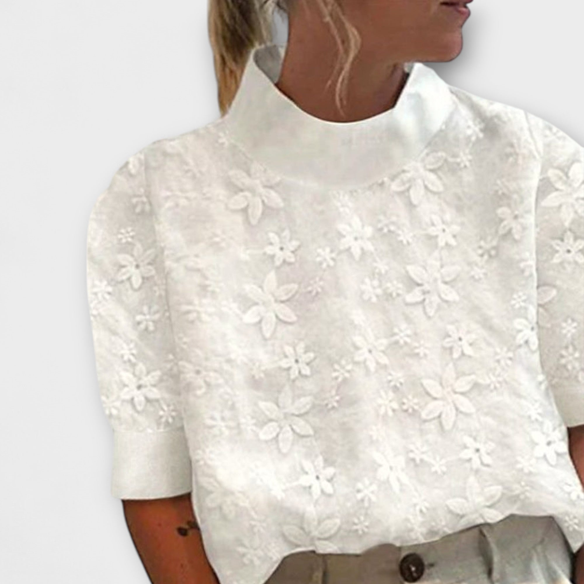 Alva | Bluse med broderet enkel stående krave